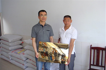 王總與“優秀合作伙伴”楊畫虎合影